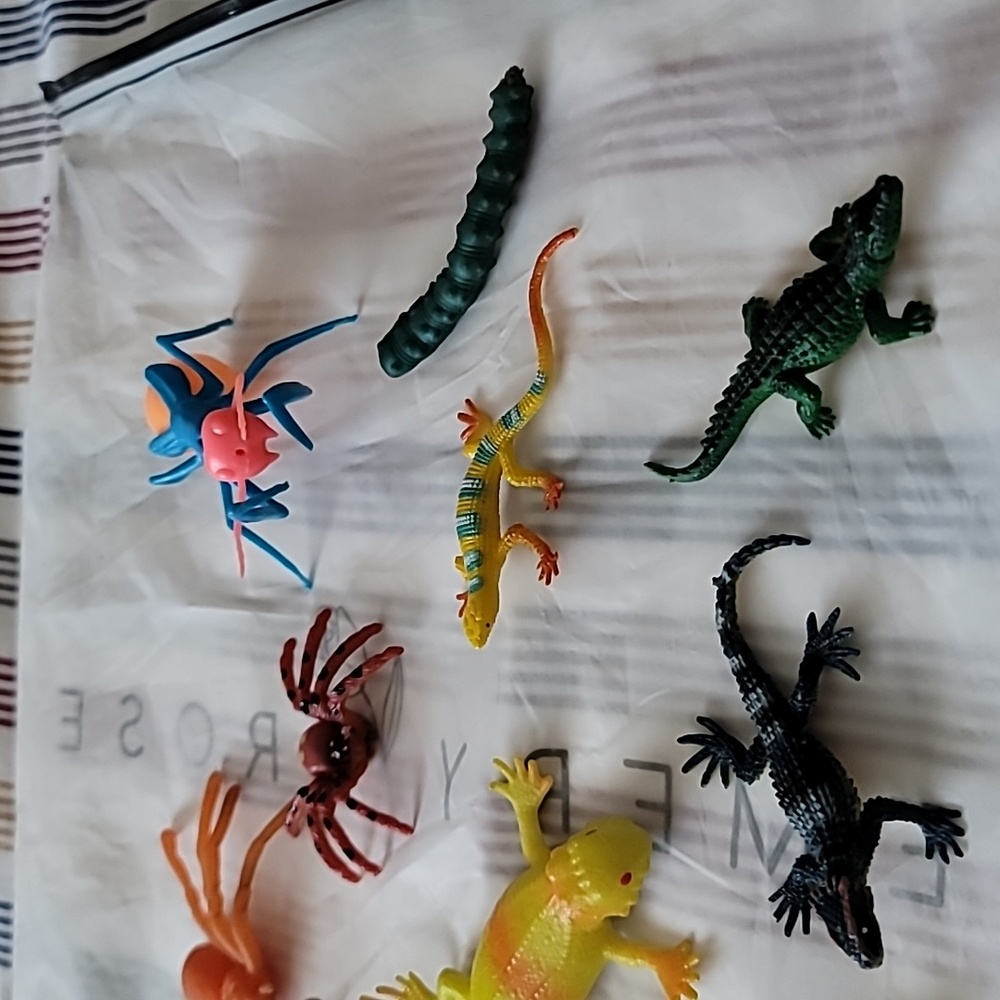 Lot Of 12 Misc. Colourful Lizards AND Bug Toys - Picture 4 of 6